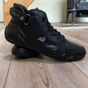 Waterproof hiking shoes